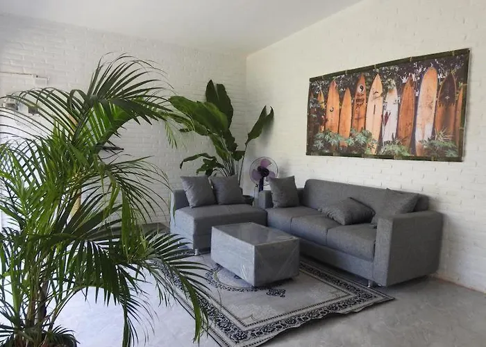 The Middle Surf House *